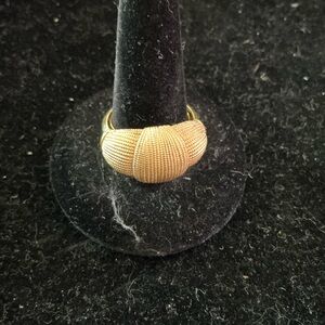 Vintage Avon Gold Tone Oval Rope Ring